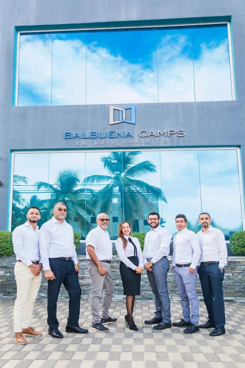 Equipo de Estudio Jurídico Balbuena Camps & Asociados frente a la entrada de su oficina en Puerto Plata