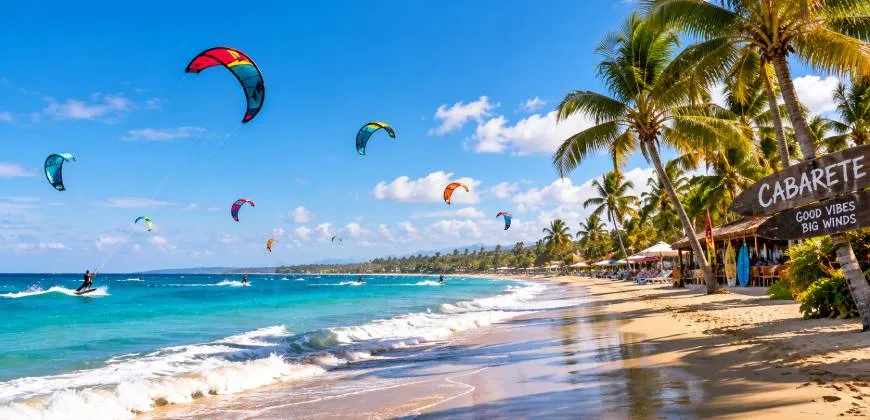 Playa de Cabarete con cometas de kitesurf, en la costa norte de la República Dominicana