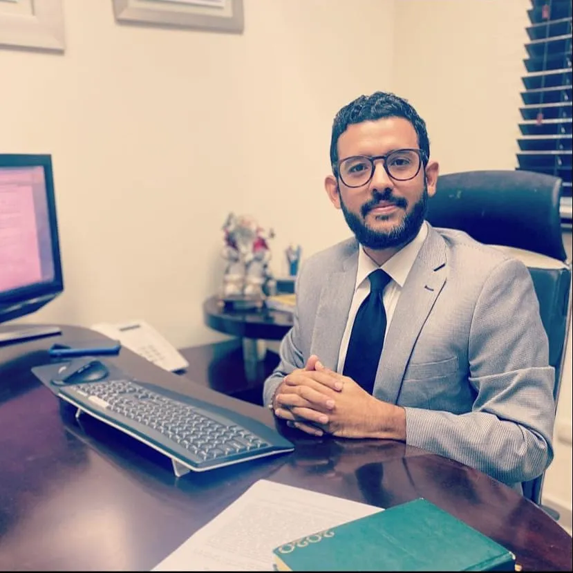 Rafael Carlos Miguel Balbuena Camps, abogado litigante, sentado en su escritorio
