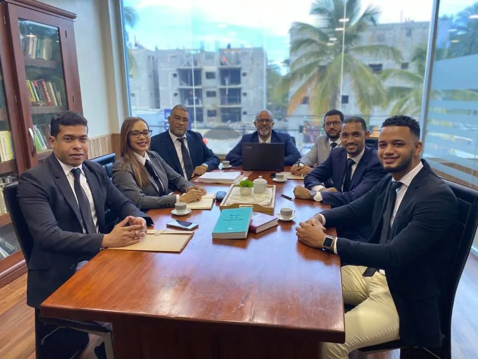 Equipo de Estudio Jurídico Balbuena Camps & Asociados trabajando en su oficina de Puerto Plata