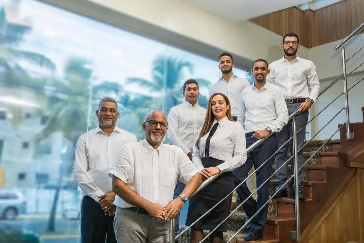 Equipo de Estudio Jurídico Balbuena Camps en la escalera de sus oficinas de Puerto Plata